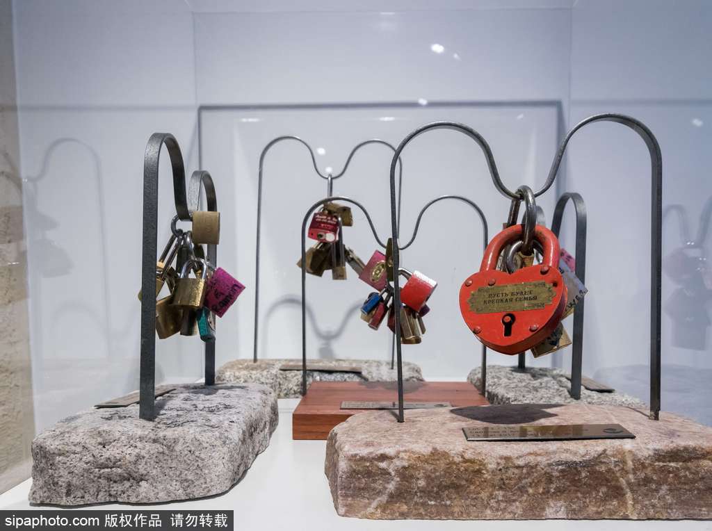 不堪重負(fù)！法國巴黎情人橋愛情鎖將全部拆除拍賣