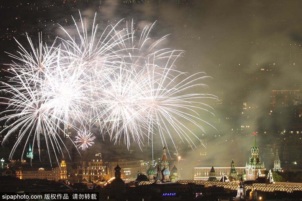 莫斯科勝利日夜晚絢爛 約1萬枚煙花裝點(diǎn)夜空