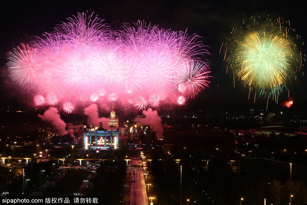 莫斯科勝利日夜晚絢爛 約1萬枚煙花裝點夜空