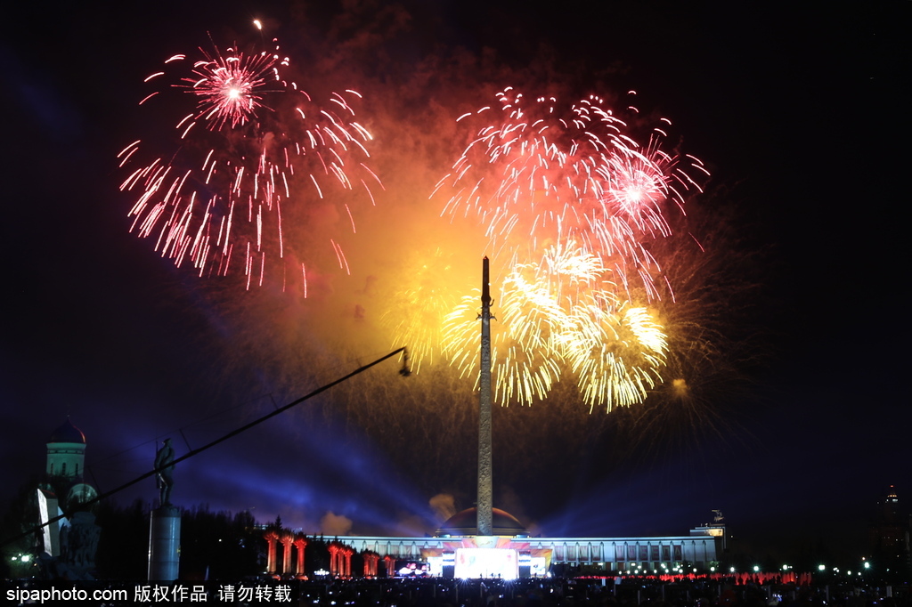 莫斯科勝利日夜晚絢爛 約1萬枚煙花裝點(diǎn)夜空