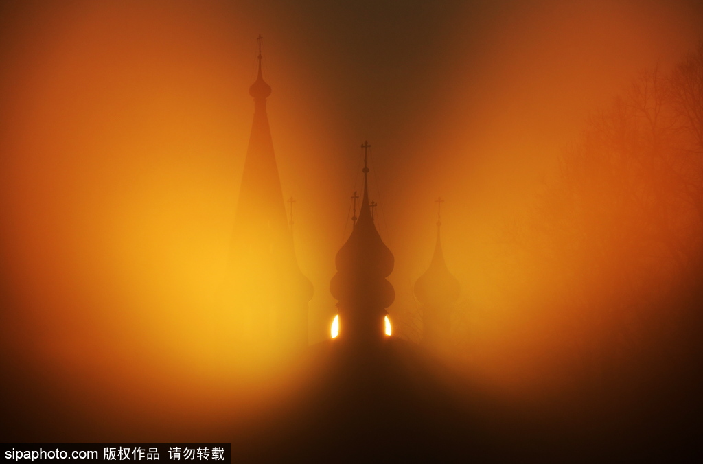 晨光中的俄羅斯伊萬(wàn)諾夫州 大地籠罩朦朧霧靄