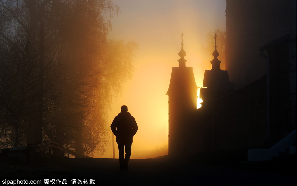 晨光中的俄羅斯伊萬諾夫州 大地籠罩朦朧霧靄
