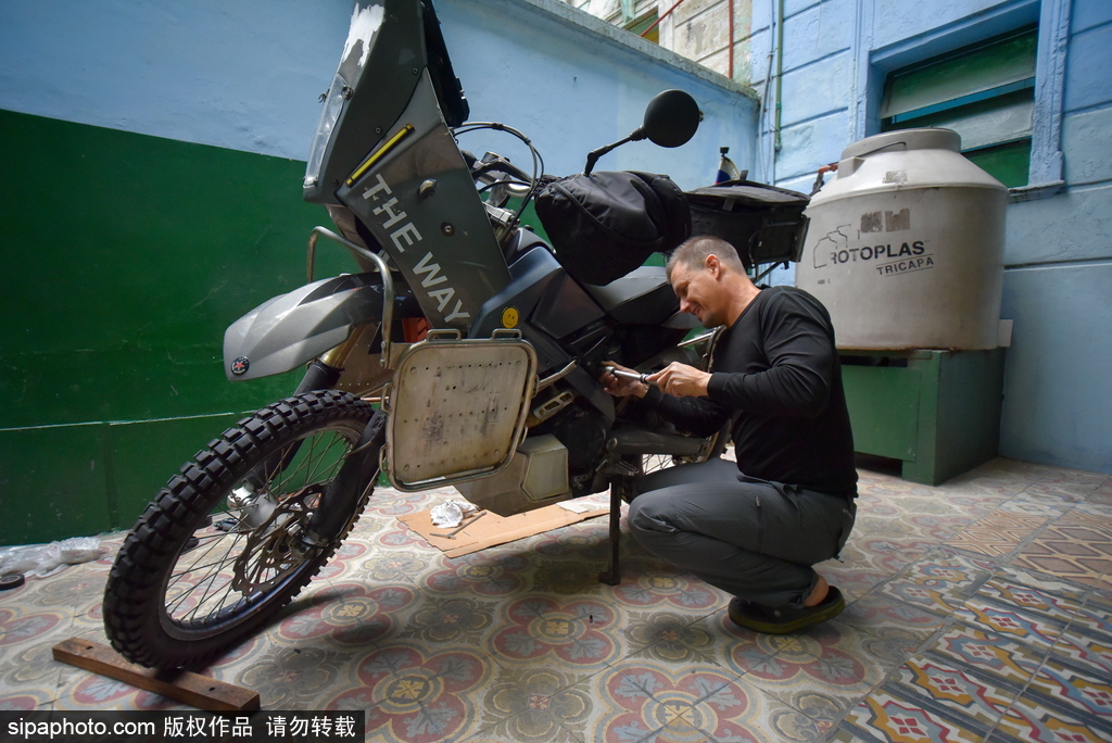 住在摩托車(chē)上的環(huán)球旅行 俄羅斯旅行家穿行62個(gè)國(guó)家