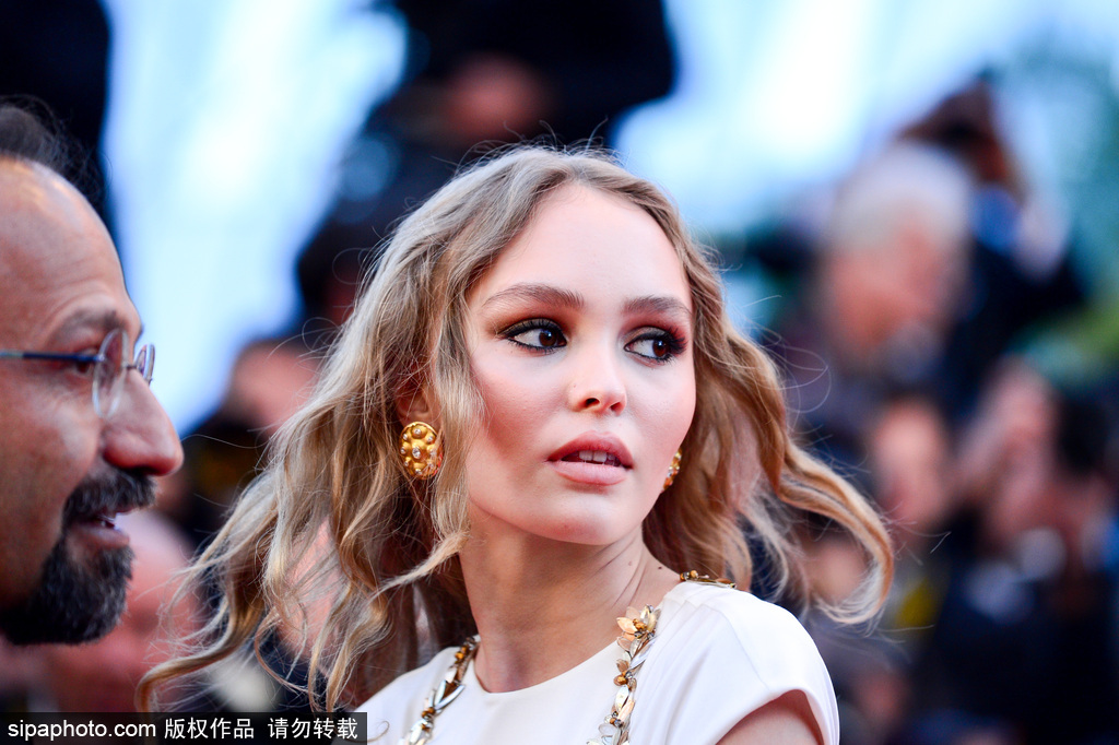 70屆戛納：德普愛(ài)女莉莉紅毯亮相 眼神犀利深得老爸真?zhèn)?/></p>

<p>當(dāng)?shù)貢r(shí)間2017年5月17日，法國(guó)戛納，第70屆戛納電影節(jié)開(kāi)幕式暨開(kāi)幕影片《伊斯梅爾的幽魂》首映紅毯，德普愛(ài)女Lily-Rose Depp身著白色分割裙亮相。</p>
</div>

<div width=