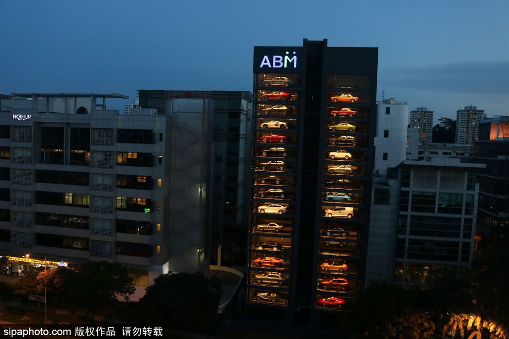 投幣買豪車！新加坡現(xiàn)世界最高汽車自動售貨機達15層樓