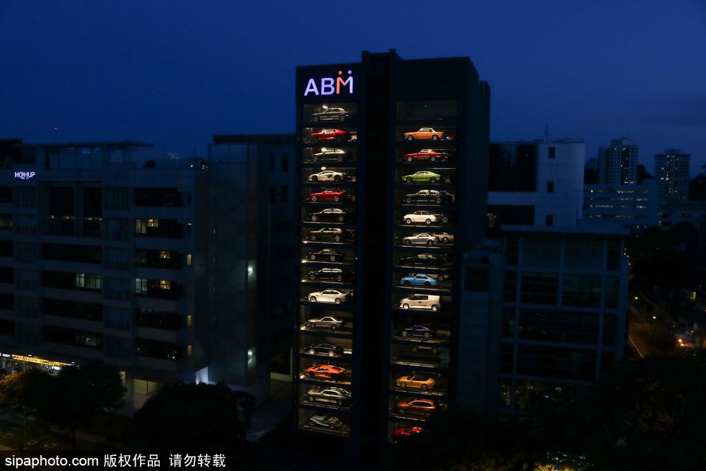 投幣買(mǎi)豪車！新加坡現(xiàn)世界最高汽車自動(dòng)售貨機(jī)達(dá)15層樓