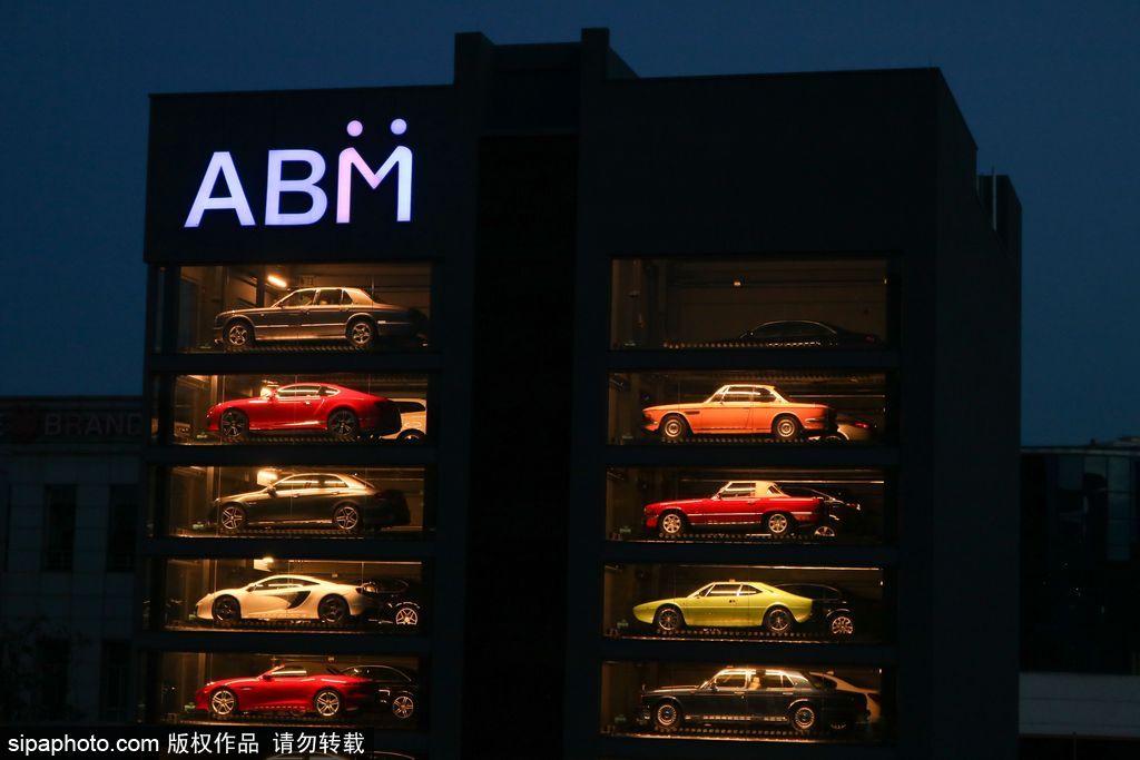 投幣買豪車！新加坡現(xiàn)世界最高汽車自動(dòng)售貨機(jī)達(dá)15層樓