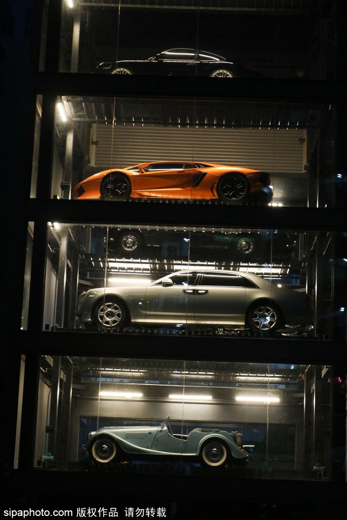 投幣買豪車！新加坡現(xiàn)世界最高汽車自動售貨機達(dá)15層樓