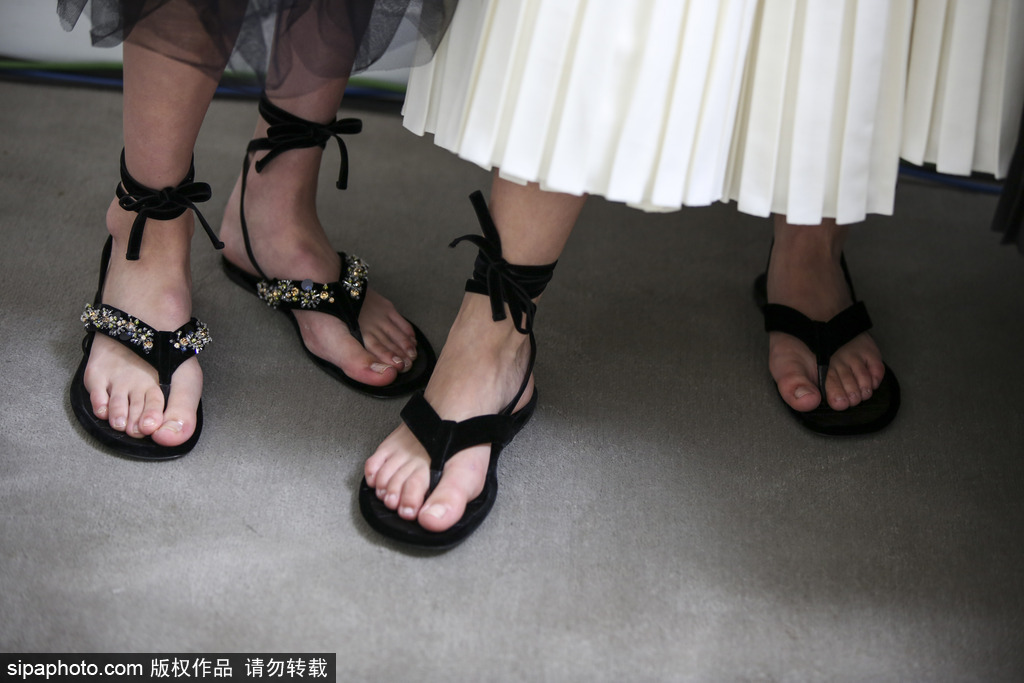 氣溫飆升 姑娘們讓腳踝歇一歇吧 換上平底涼鞋也很美呀！