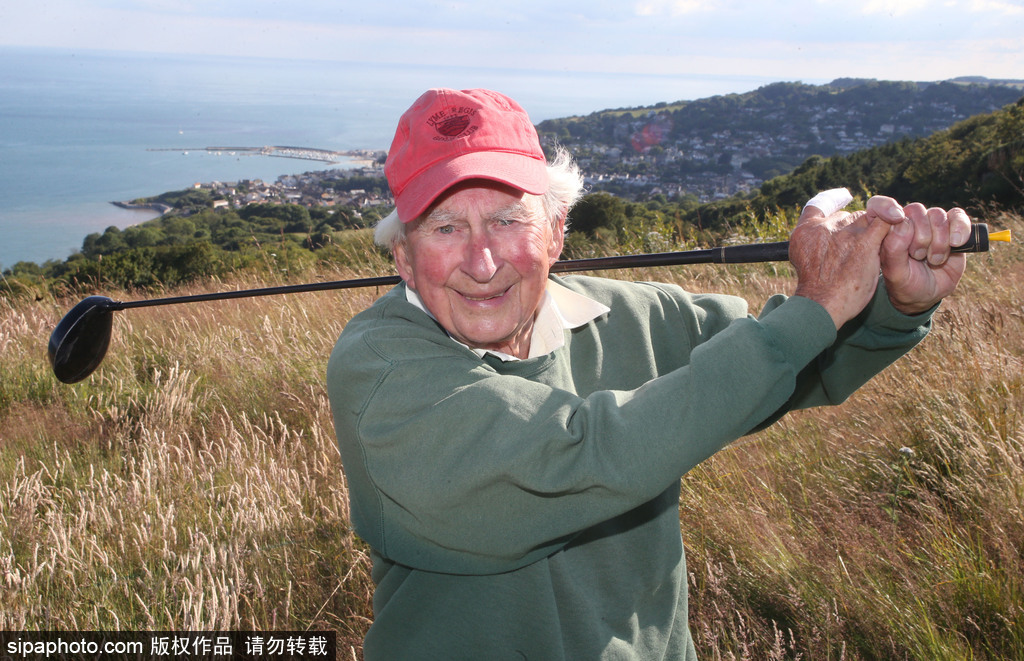 老當(dāng)益壯！ 英國(guó)94歲最高齡高爾夫球手仍然活躍在球場(chǎng)