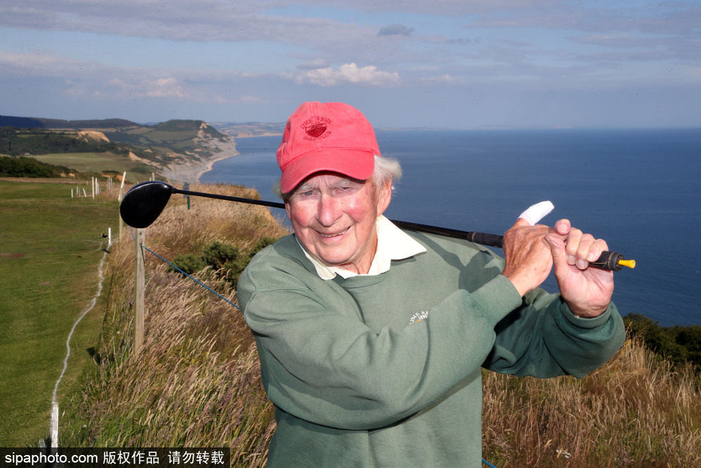 老當益壯！ 英國94歲最高齡高爾夫球手仍然活躍在球場