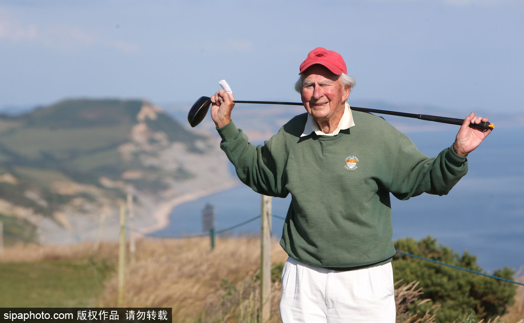 老當(dāng)益壯！ 英國(guó)94歲最高齡高爾夫球手仍然活躍在球場(chǎng)