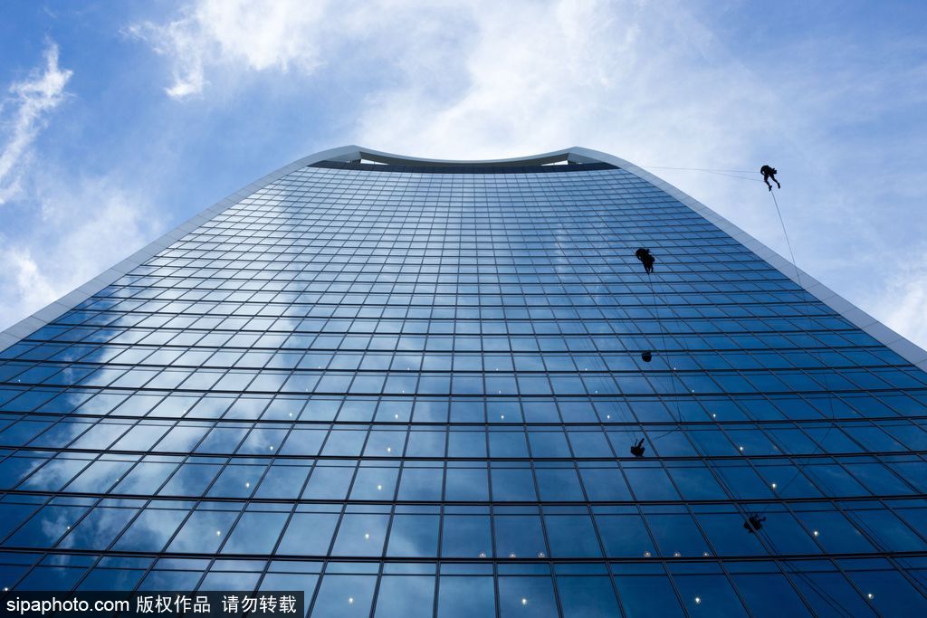 摩天大廈“行走者” 英國工人進(jìn)行“對講機(jī)大樓”外壁檢查