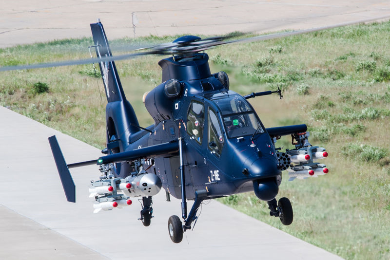 威武霸氣！直19E出口型武裝直升機首飛成功