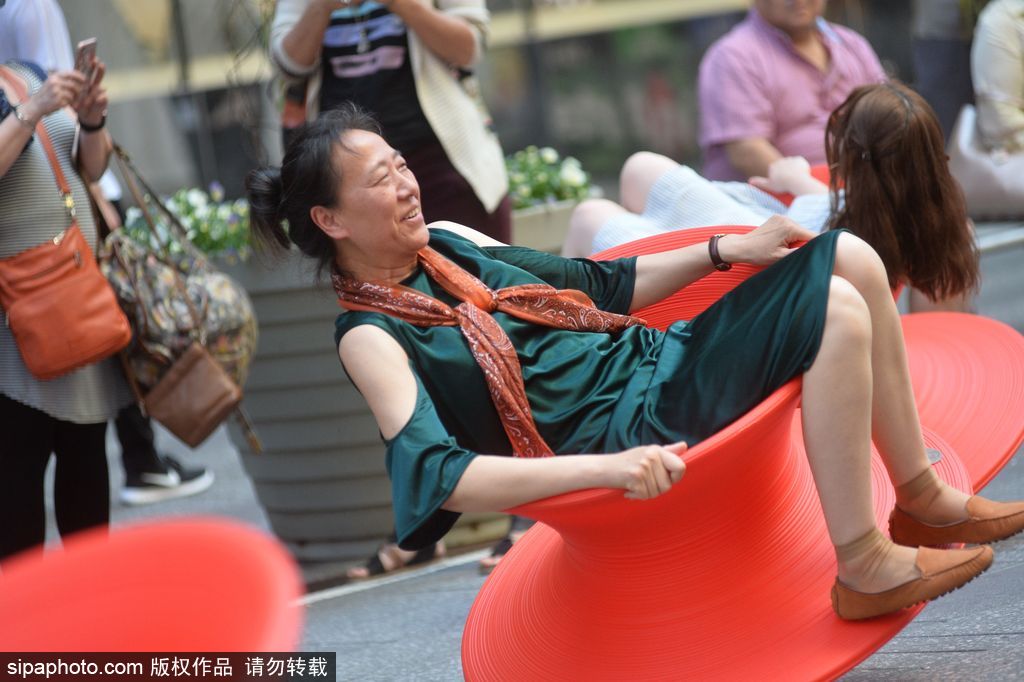 紐約時(shí)代廣場(chǎng)變歡樂海洋 民眾爭先體驗(yàn)陀螺椅