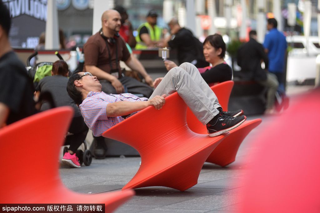 紐約時(shí)代廣場(chǎng)變歡樂海洋 民眾爭(zhēng)先體驗(yàn)陀螺椅