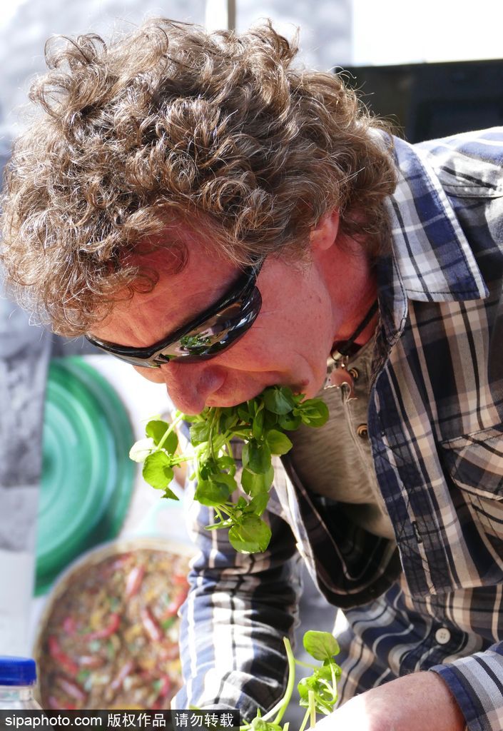 舌尖上的美食？英國(guó)吃豆瓣菜大賽眾選手大快朵頤瘋狂塞菜