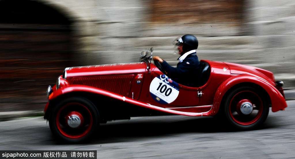 意大利小鎮(zhèn)上演“1000 Miles”老爺車賽 各式各樣重溫經典