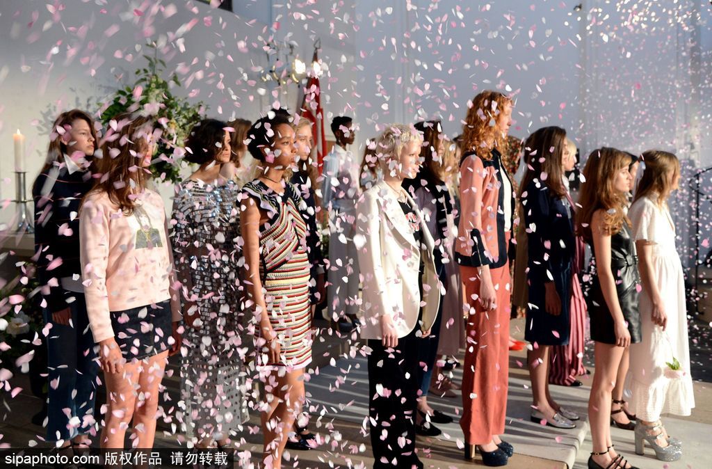 IT Girl始祖艾里珊·鐘服裝品牌上線(xiàn)穿綠裙亮相秀場(chǎng)