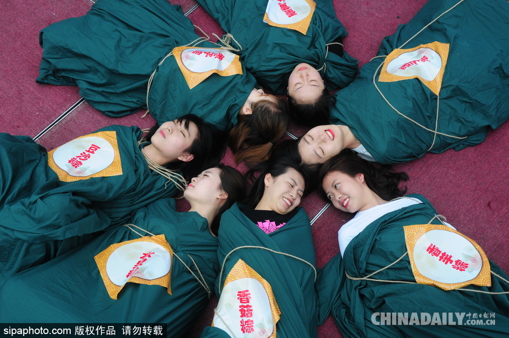 盤點(diǎn)創(chuàng)意畢業(yè)照 哪個(gè)是你的青春？
