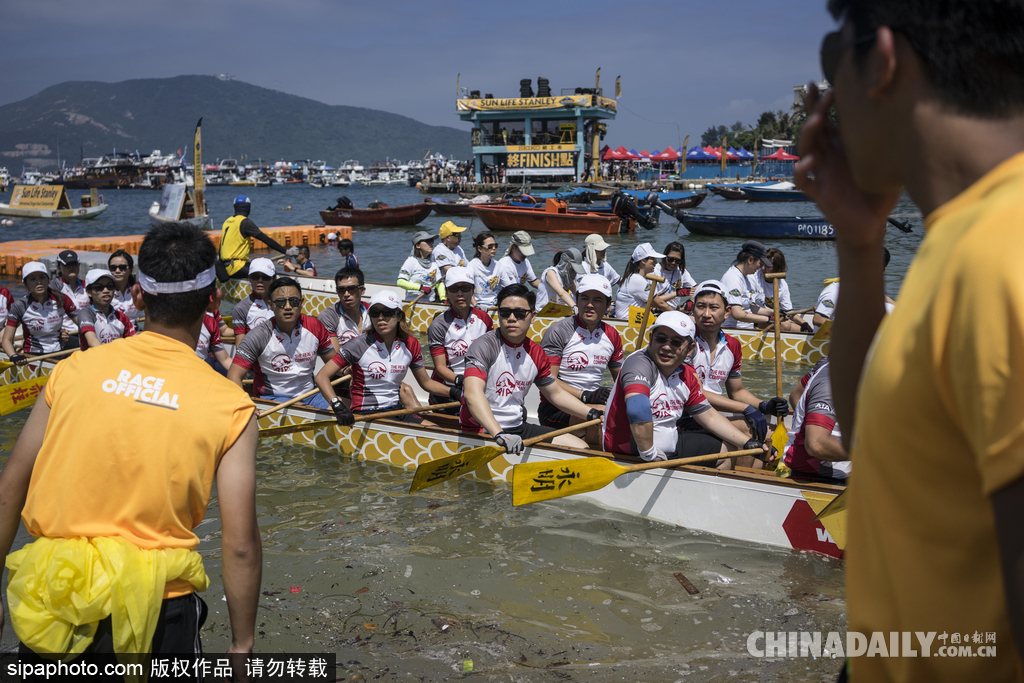 香港端午節(jié)賽龍舟活動(dòng) 雞年流行頭戴“小雞”