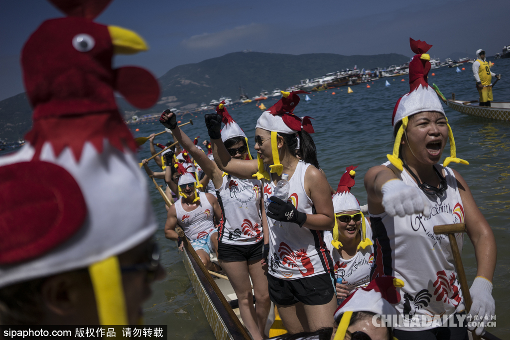 香港端午節(jié)賽龍舟活動 雞年流行頭戴“小雞”