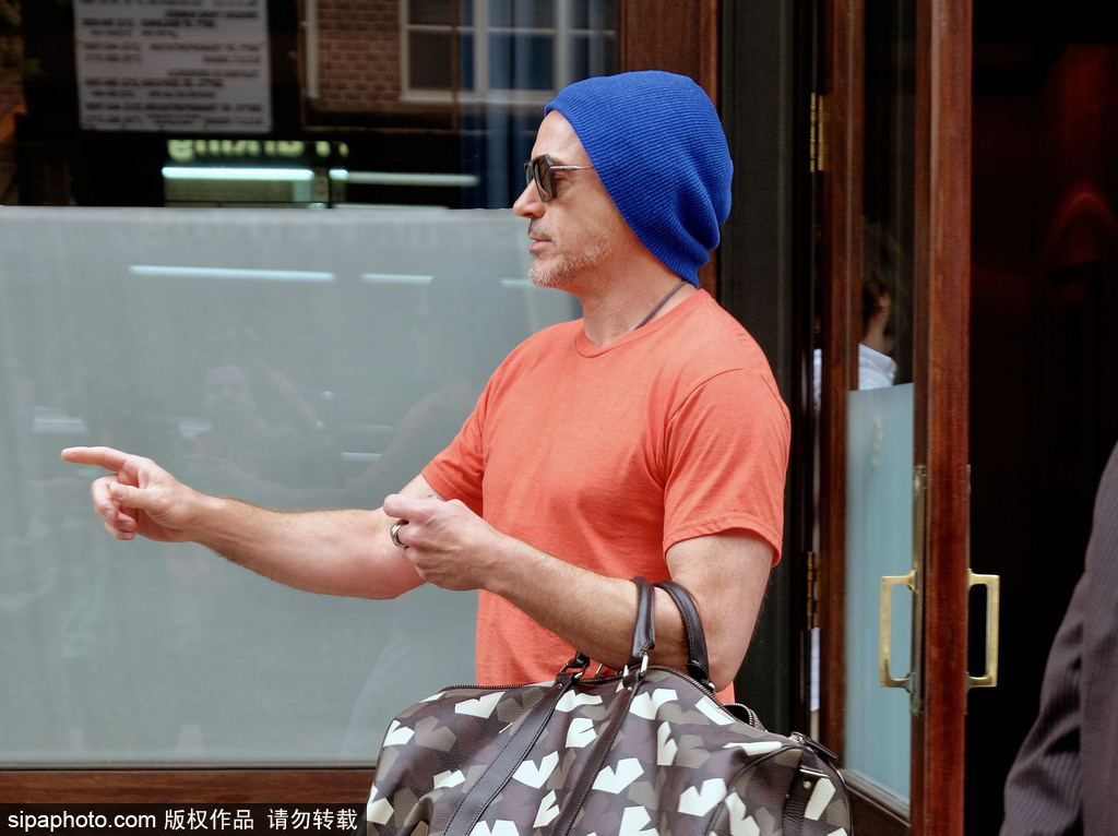 小羅伯特·唐尼穿T恤也凸點！