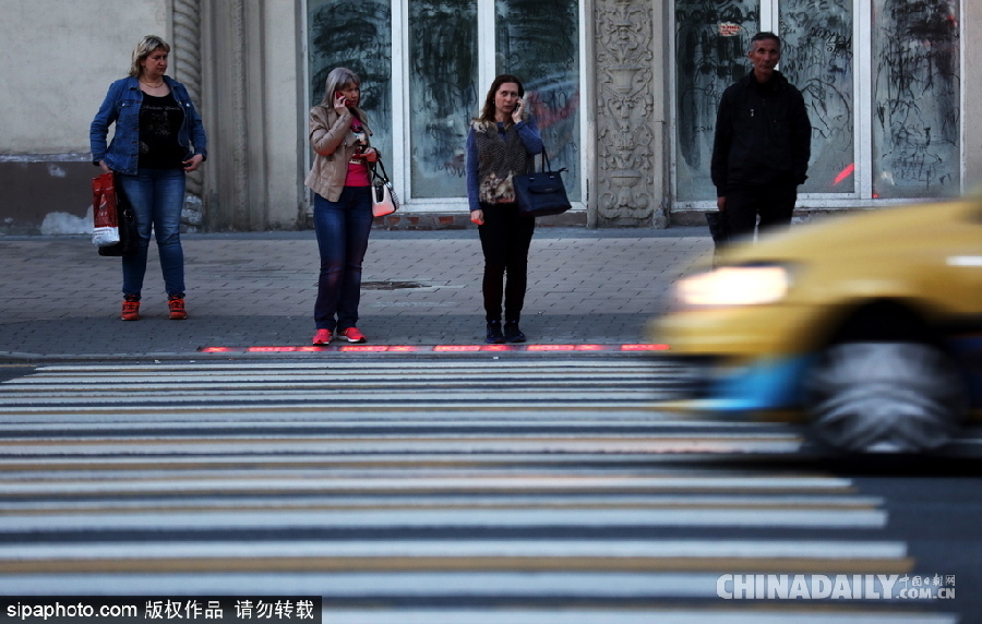 “長”在斑馬線上的紅綠燈 莫斯科一街道專為低頭黨設(shè)計(jì)