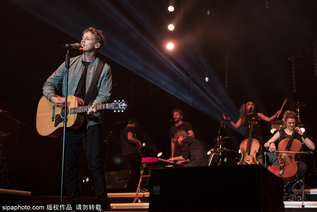 德國超萌“正太歌手”蒂姆·本茨科演唱會 抱吉他自彈自唱氣質(zhì)純良