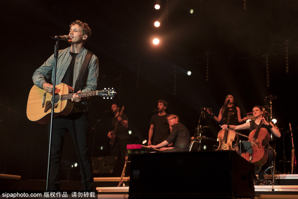 德國超萌“正太歌手”蒂姆·本茨科演唱會 抱吉他自彈自唱氣質(zhì)純良
