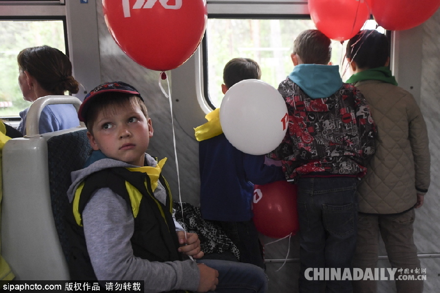 俄羅斯新西伯利亞運(yùn)行兒童列車(chē)慶祝六一