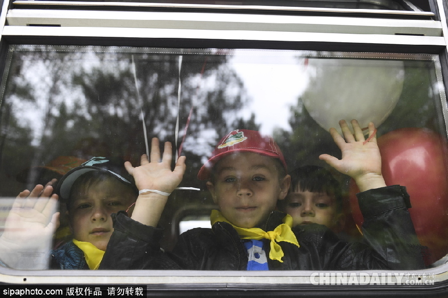 俄羅斯新西伯利亞運(yùn)行兒童列車慶祝六一