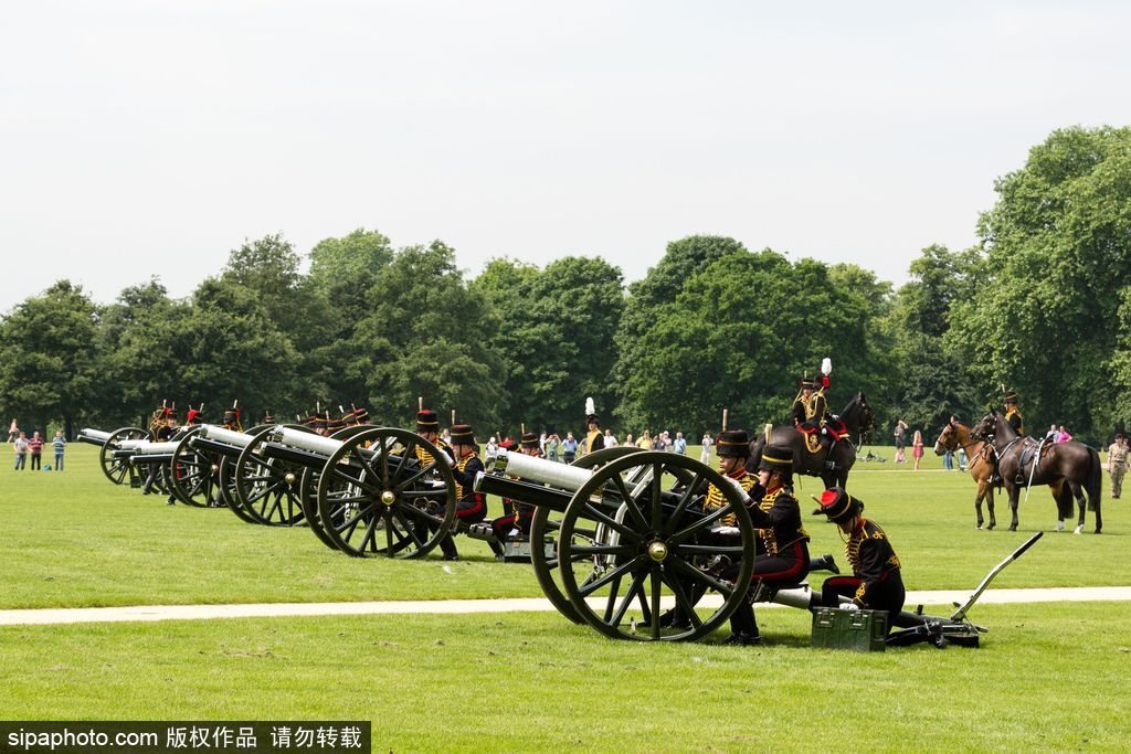 英國皇家騎兵鳴禮炮紀(jì)念女王伊麗莎白二世加冕64周年