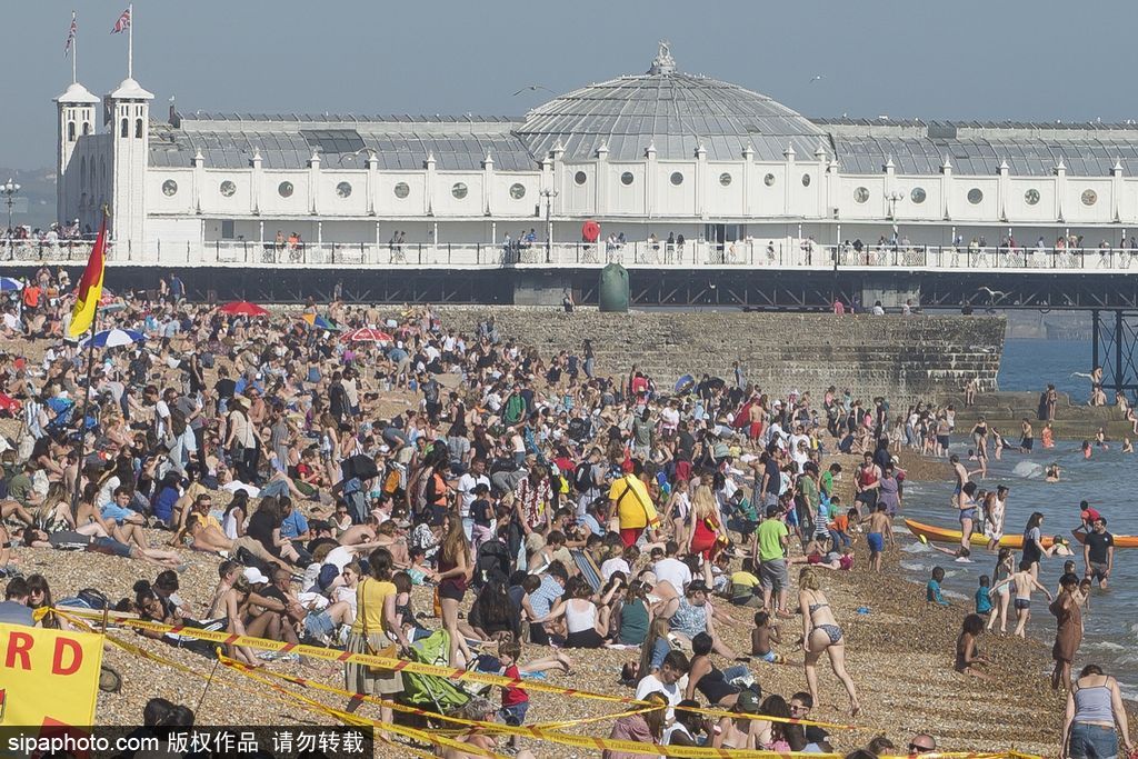 英國(guó)布萊頓民眾扎堆海灘 享受夏日時(shí)光