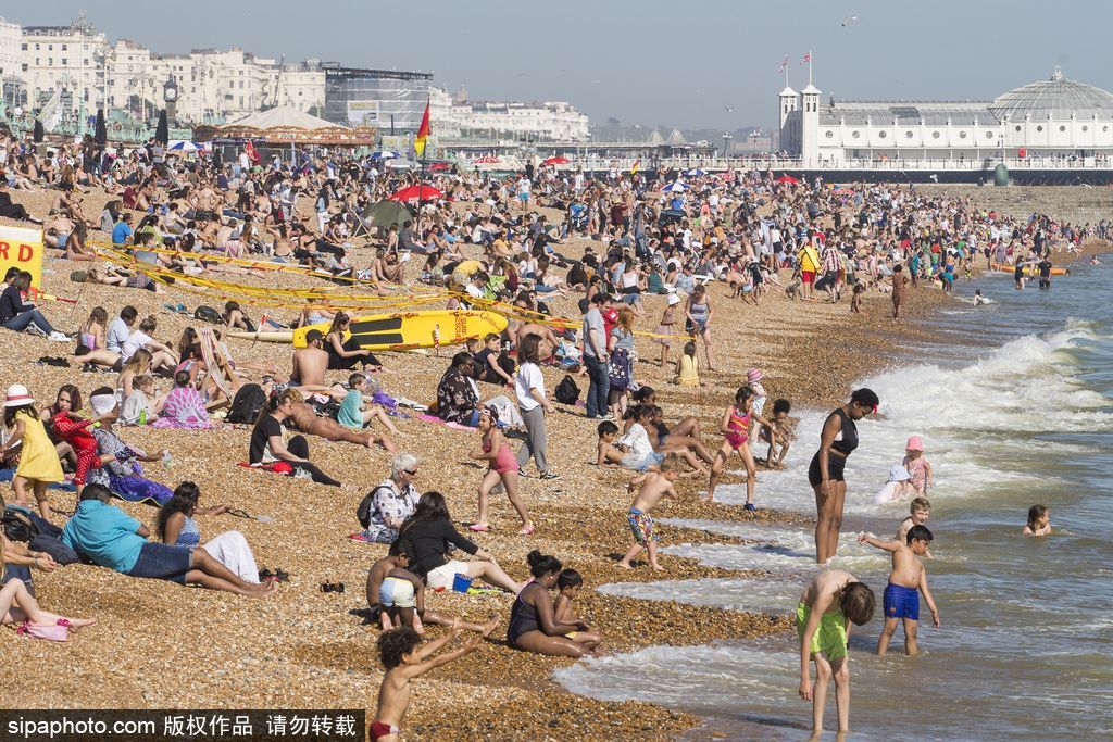 英國布萊頓民眾扎堆海灘 享受夏日時光