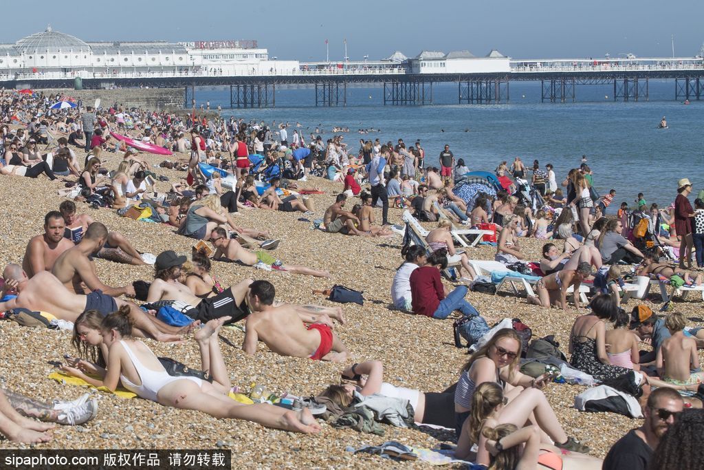 英國(guó)布萊頓民眾扎堆海灘 享受夏日時(shí)光