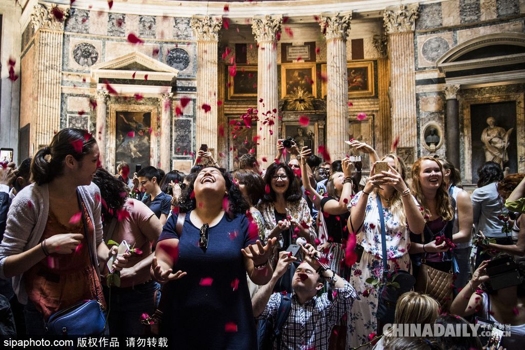 意大利萬(wàn)神廟五旬節(jié)彌撒 揮灑玫瑰花瓣浪漫絕美