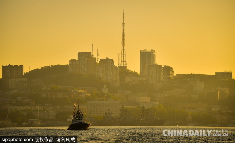 俄羅斯金角灣日出 金黃色陽(yáng)光灑滿(mǎn)大地