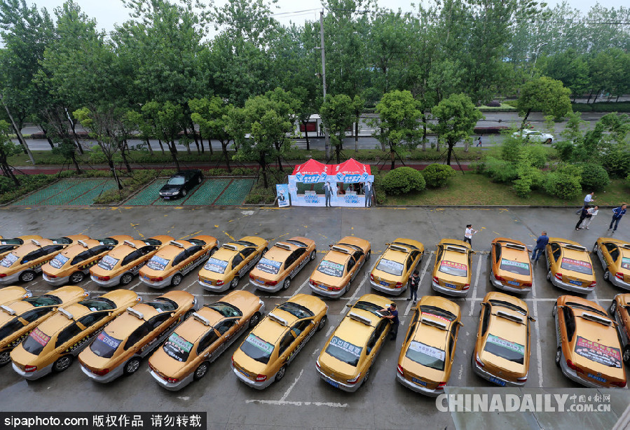 江蘇南通：百輛免費(fèi)接送考生 “愛(ài)心助考車(chē)”整裝待發(fā)