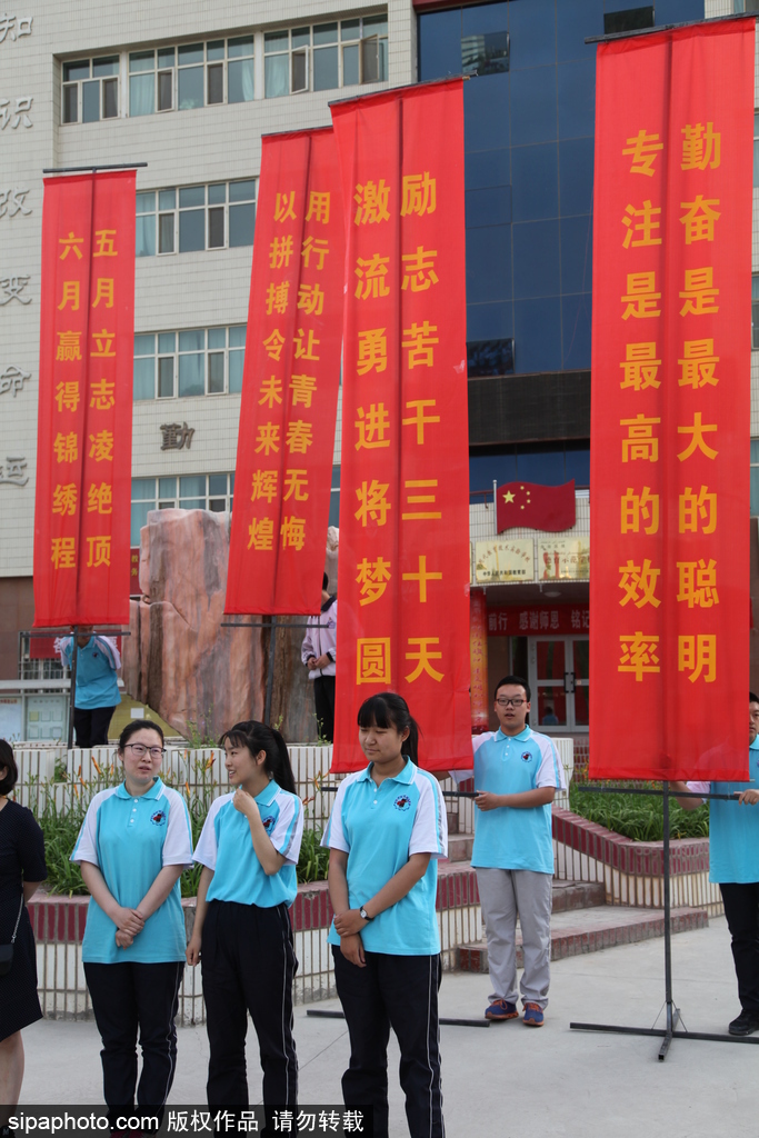 新疆哈密：高考第一日 低年級學(xué)生家長送考沿路壯行