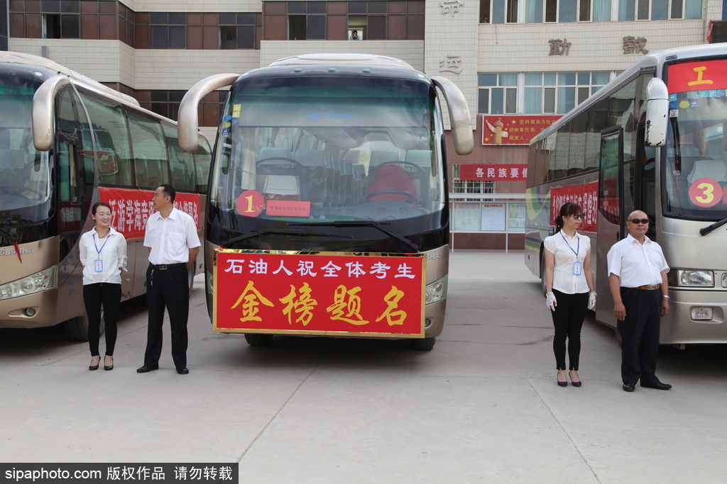 新疆哈密：高考第一日 低年級(jí)學(xué)生家長(zhǎng)送考沿路壯行