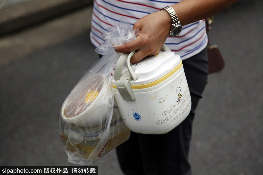 浙江桐廬：家長(zhǎng)備高考愛(ài)心餐 滿滿是疼愛(ài)