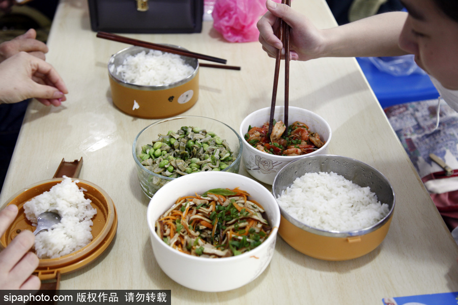 浙江桐廬：家長(zhǎng)備高考愛心餐 滿滿是疼愛