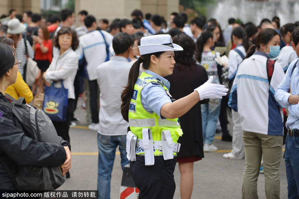 2017高考大幕開啟 南京一中考點門口百態(tài)盡顯