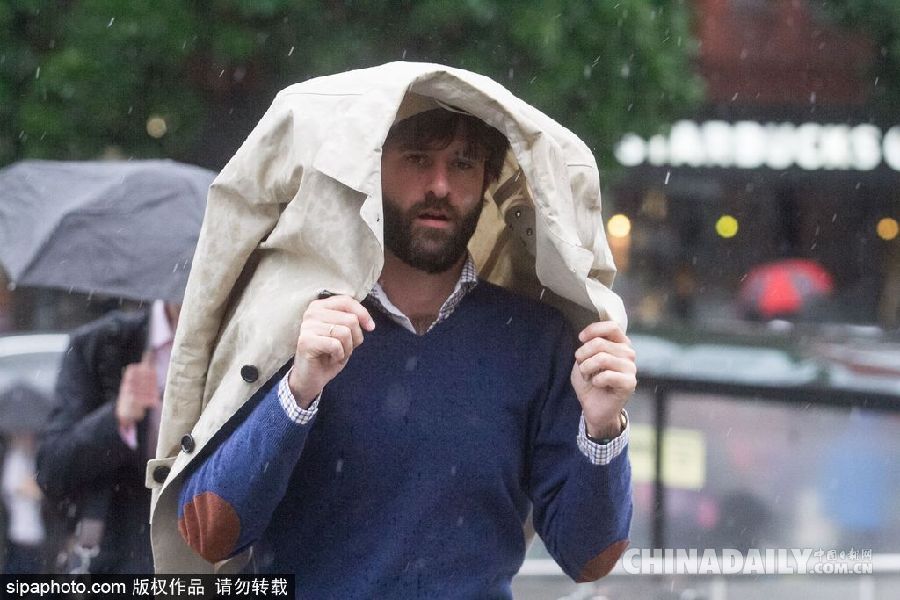 英國倫敦雨天狂風大作 民眾出行雨傘被吹翻