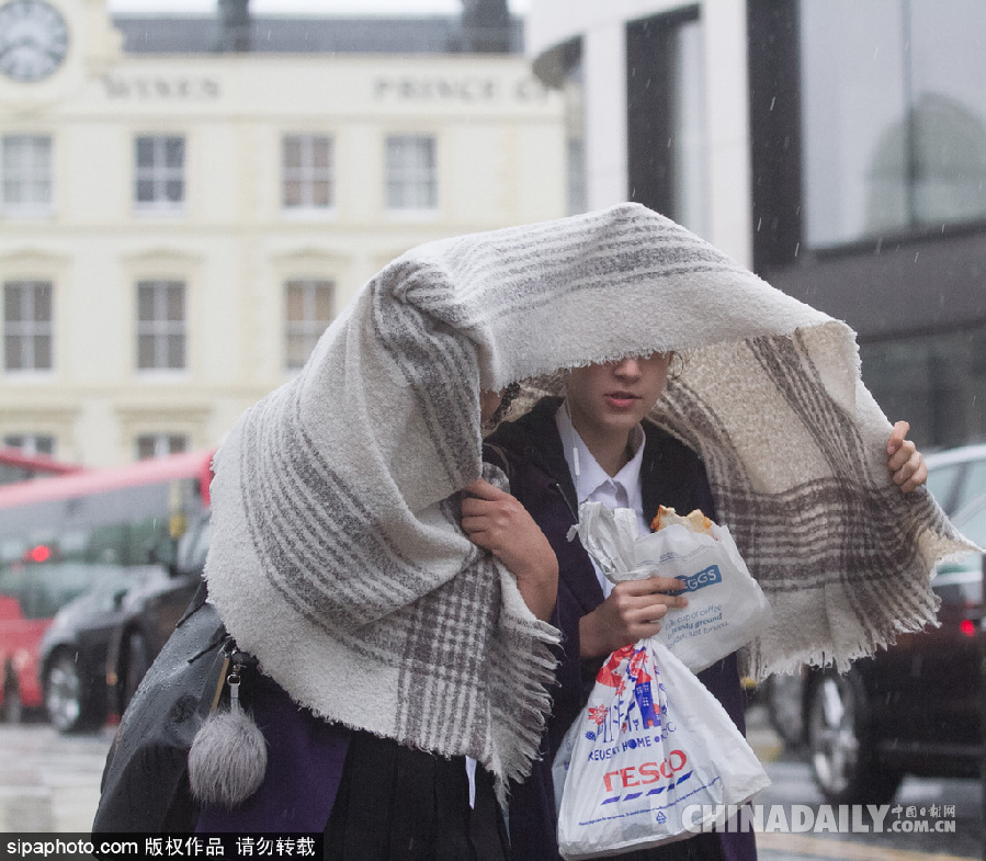 英國(guó)倫敦雨天狂風(fēng)大作 民眾出行雨傘被吹翻