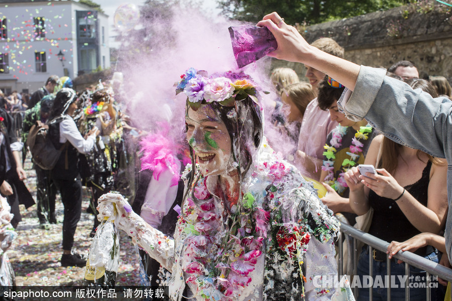牛津大學也瘋狂 學生考試結(jié)束別樣慶祝方式