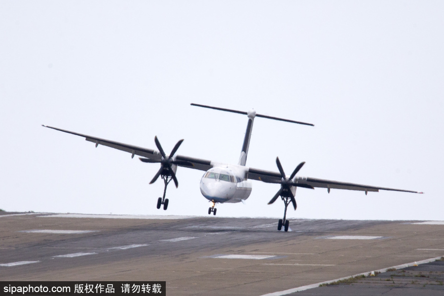 英國利茲遭遇大風(fēng) 飛機在狂風(fēng)中“左搖右擺”艱難降落