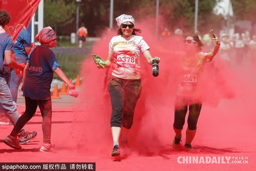 莫斯科彩色跑活力開跑 眾選手置身紅色海洋放飛自我