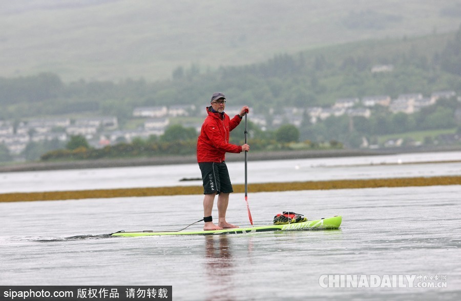 生活真是愜意！英國一男子每天劃船上班